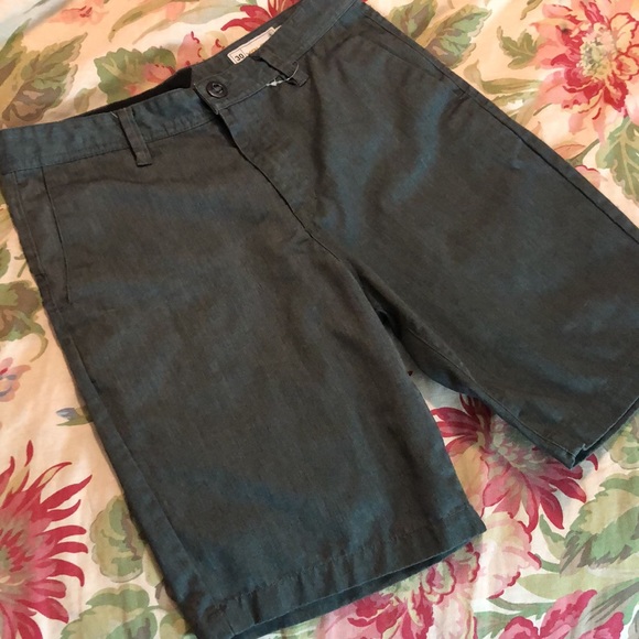 VOLCOM Size 30 Skate Surf Shorts Pockets Bermuda Length Deep Gray $48 NEW - Picture 2 of 13